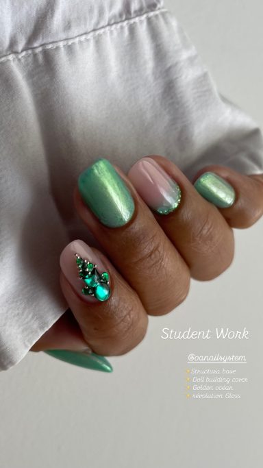 Unes mains avec vernis à ongles verts et brillants, accentué par un design élégant.
